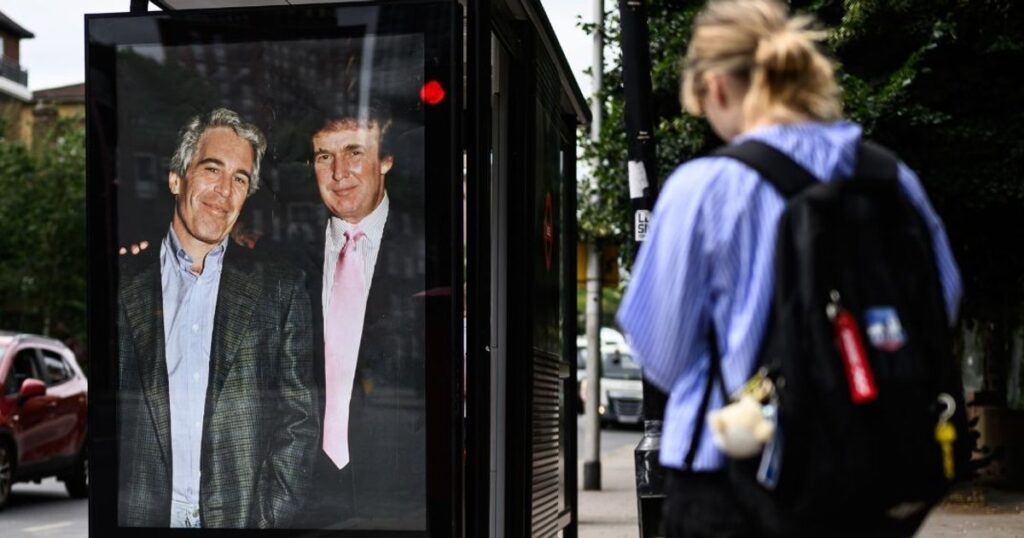 Відкриті документи Епштейна: де поділася фотографія Трампа?