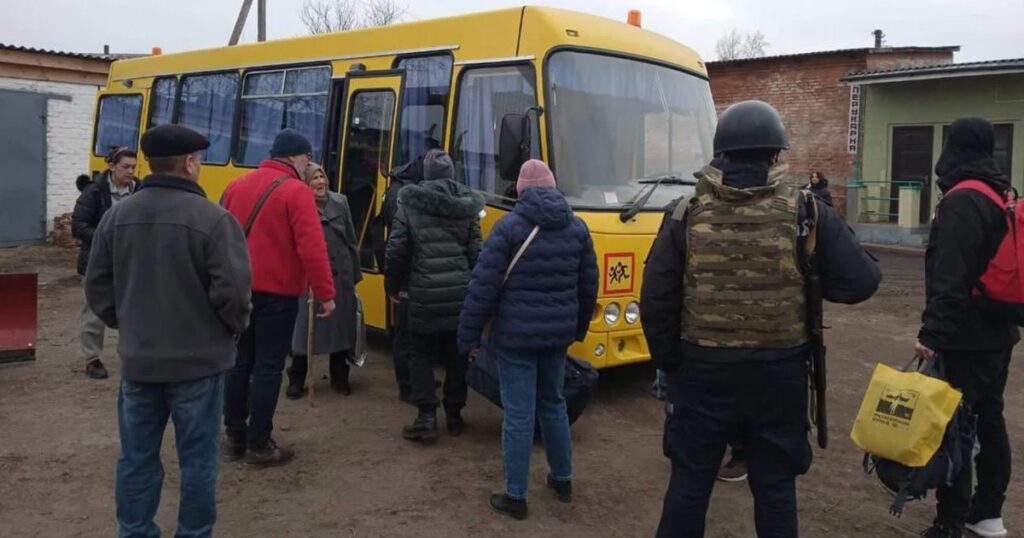 У Сумській області російські війська увійшли в прикордонне село і вивезли більше 50 мешканців: деталі події