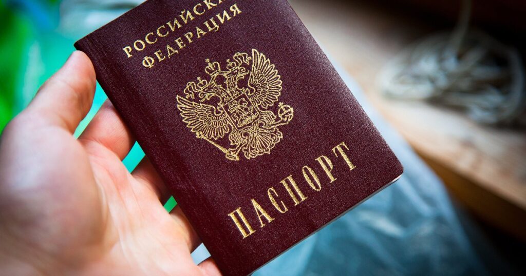 У Дніпрі жінка з паспортом у російській обкладинці отримала "зимову тисячу", — соцмережі