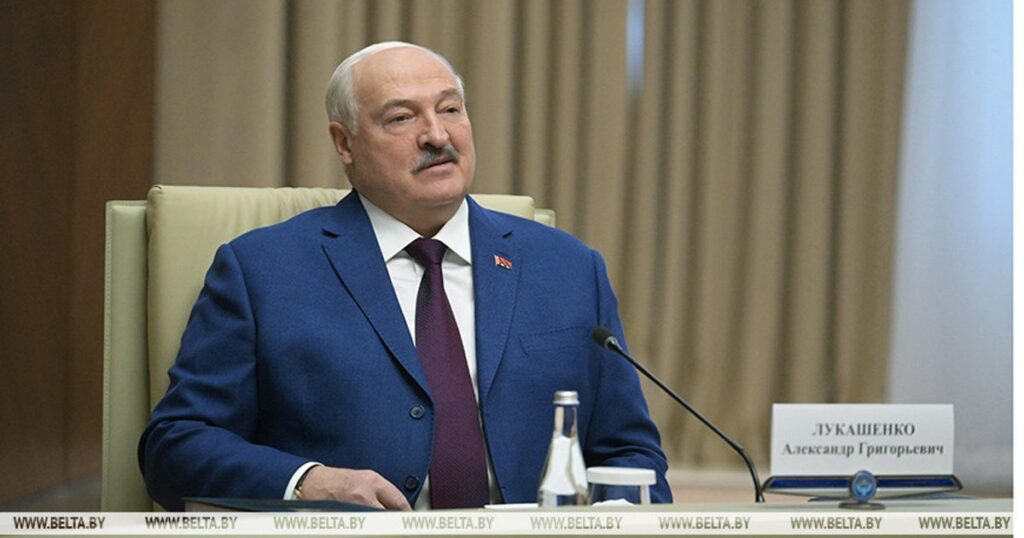 Лукашенко закликав Зеленського не заважати мирним переговорам та попередив про "втрату країни