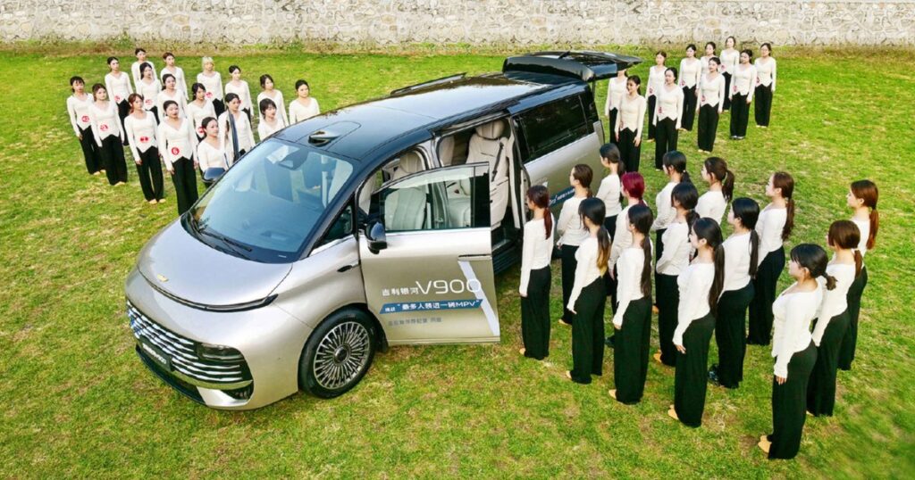 У мінівені Geely розмістилися 42 людини — новий світовий рекорд