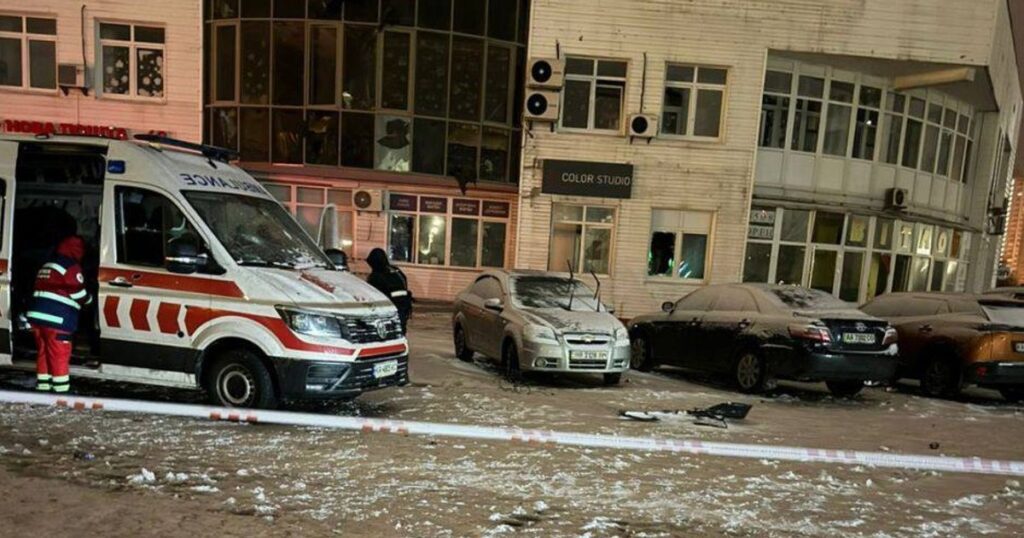 РФ здійснила нічний удар по Києву, пошкодивши посольство країни, яка сприяє обмінам полоненими