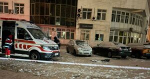 РФ здійснила нічний удар по Києву, пошкодивши посольство країни, яка сприяє обмінам полоненими