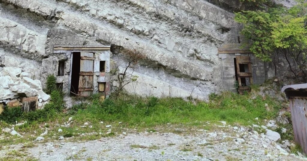 Чоловік 40 років не міг пройти мимо та заглянув у загадкові двері, щоб дізнатися, що за ними приховано