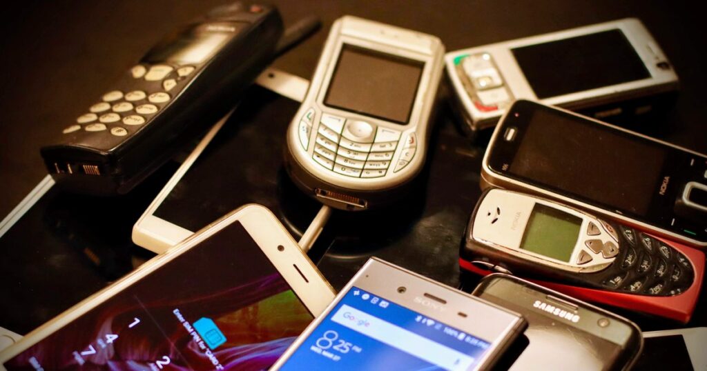 Старі смартфони, які у 2026 році можна продати за тисячі доларів серед непотребу