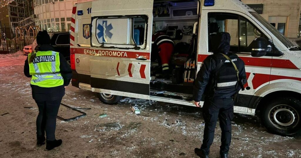 Швидка допомога знову під обстрілом у Києві, загинув медичний працівник