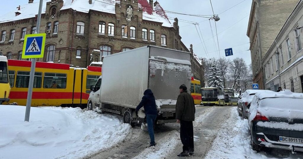 Негода у Львові: ОВА рекомендує підприємствам і установам працювати дистанційно