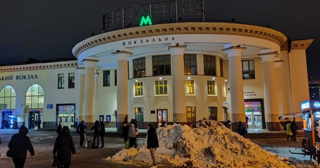 У Києві на станції "Вокзальна" люди потрапили в затор на ескалаторі: перші деталі