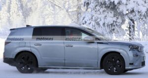 Для великої родини: флагманський електромобіль Skoda відкритий перед презентуванням