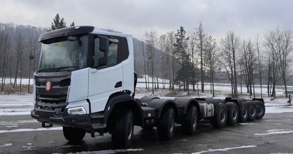 Вражаюча 16-колісна вантажівка від Tatra: потужна "багатоніжка