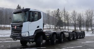 Вражаюча 16-колісна вантажівка від Tatra: потужна "багатоніжка