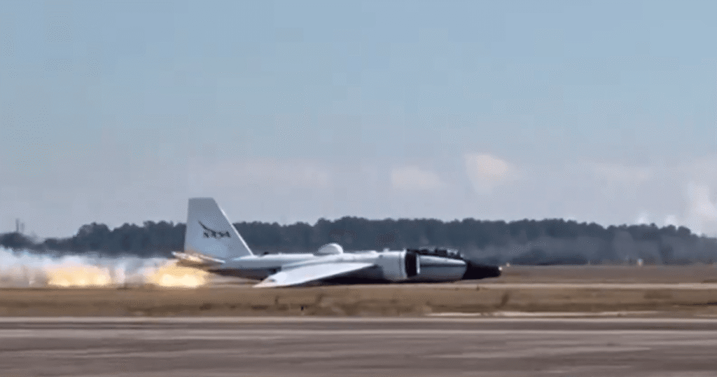 Літак NASA, колишній бомбардувальник, здійснив аварійну вогняну посадку, деталі інциденту