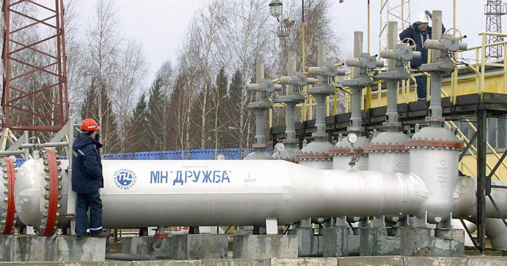 Спалах пожежі після удару по "Дружбі" триває третю добу: який рівень повітря у Львівській області