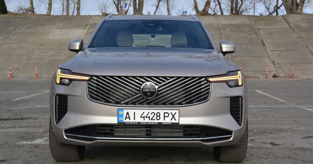 Новий флагман: Volvo готує до виходу гіганта, щоб змагатися з BMW X7