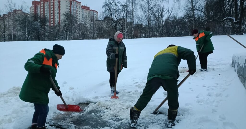 У КМДА визнали, що не встигають прибирати вулиці через фізичні обмеження