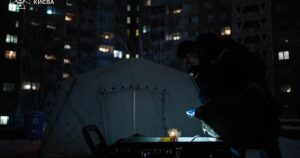Частина Києва залишається без опалення: місцева влада не може визначити терміни відновлення тепла
