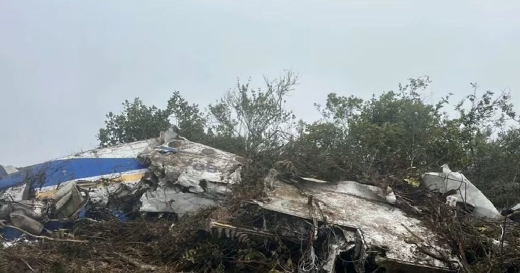 Ніхто не вижив": у Колумбії розбився літак з політиками на борту