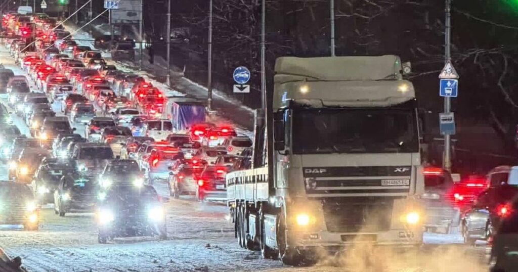 Транспортна проблема у Києві через снігопади: мешканці чекають у великих чергах на автобуси