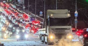 Транспортна проблема у Києві через снігопади: мешканці чекають у великих чергах на автобуси