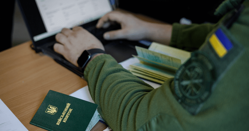 85% українців вважають блогерів "ухилянтами" через "схеми" з відтермінуванням призову — опитування