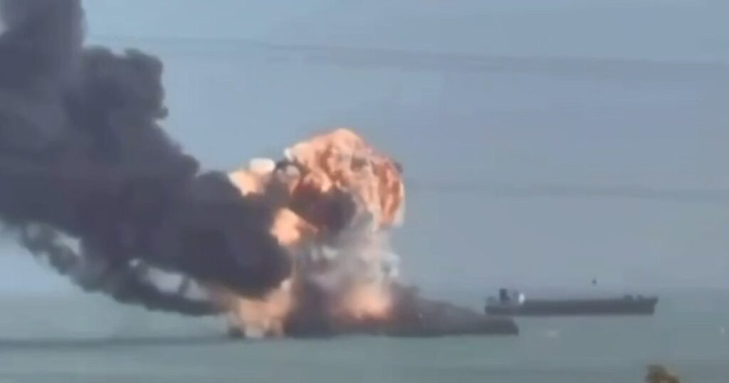 США завдали удару та спалили три іранських судна в Персидській затоці