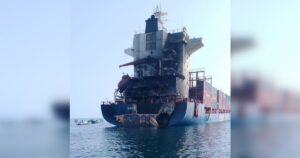Підбиті Іраном кораблі дрейфують у Перській затоці