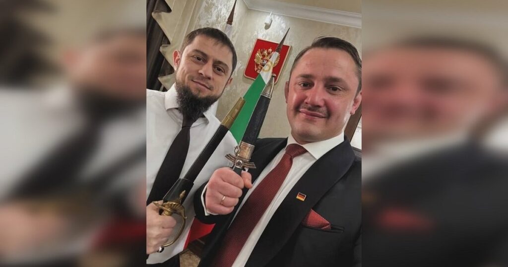 Член ультраправої партії Німеччини вручив віце-прем'єру Чечні кортик зі свастикою
