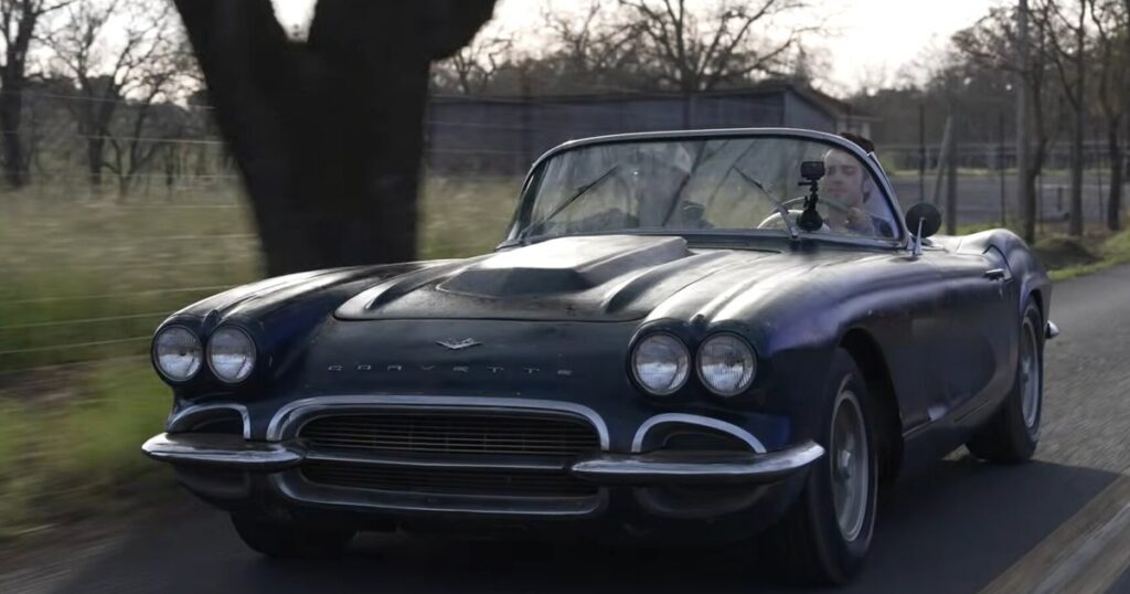 Класичний Chevrolet Corvette 60-х років покинув 30-річний простій під наметом