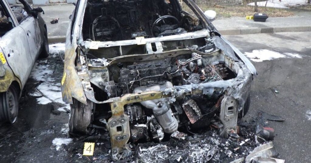 Киянин випадково спалив кілька автомобілів, намагаючись помститися сусідці
