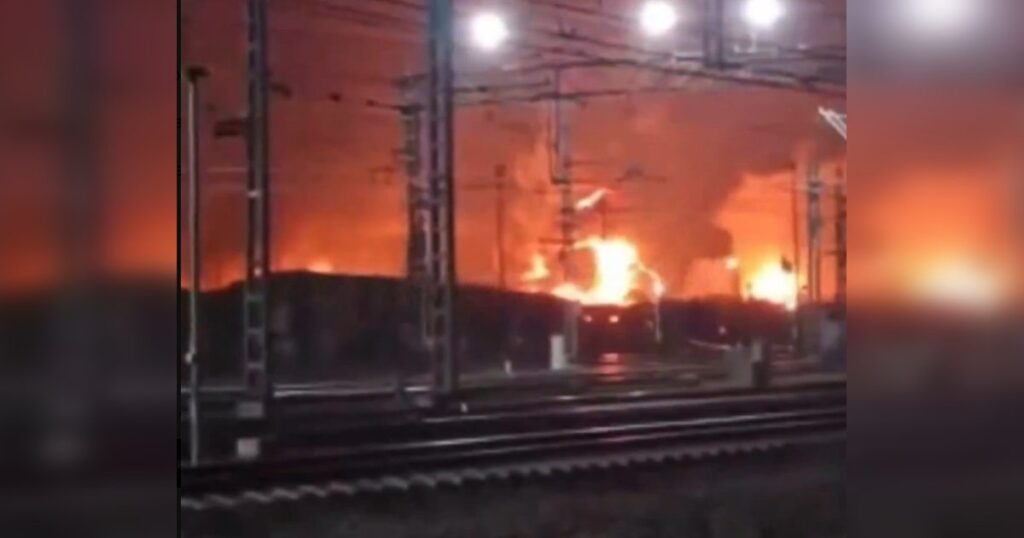 Дрони знову нанесли удар по Усть-Лузі: вогонь охопив термінал та станцію нафтового порту Росії