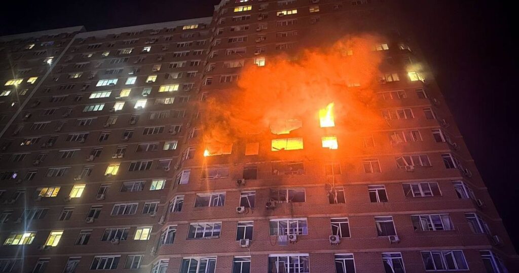 Влучення "Шахеда" в багатоповерхівку Харкова: пошкоджені верхні поверхи, подробиці