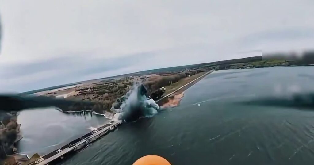 РФ ударила по Печенізькій дамбі шістьма КАБами: військові продемонстрували момент удару