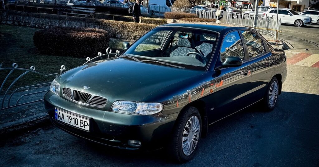 Гість з 90-х: у Києві знайшли 26-річне автомобіль української марки у відмінному стані