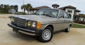 Капсула часу з 80-х: знайдений легендарний Mercedes W123 в ідеальному стані
